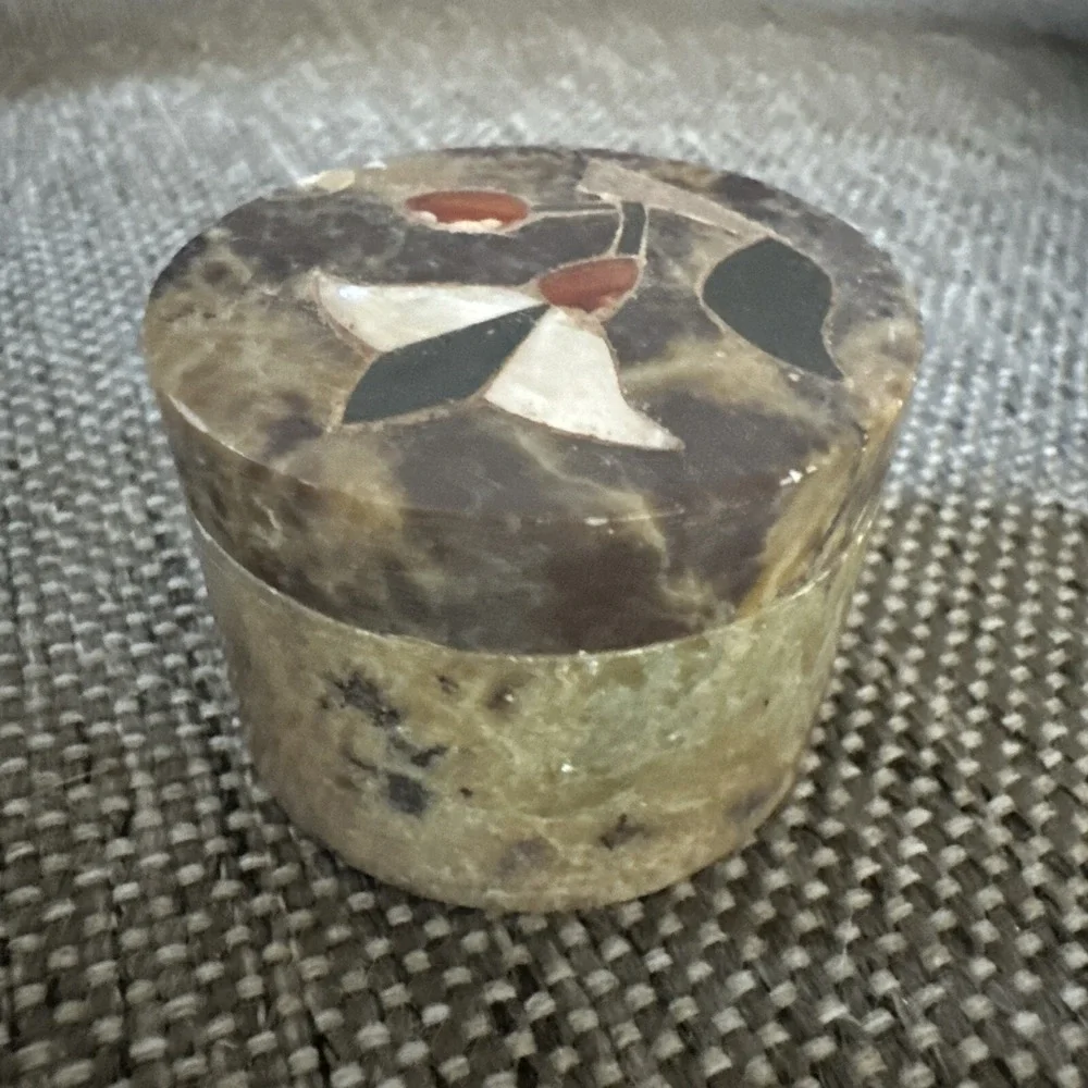 Vintage Soapstone Trinket Box Mother of Pearl Inlay Oval Flowers‎ Amber